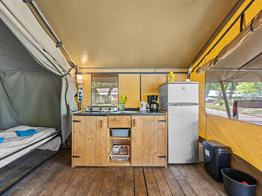 camping-lanterna-safari-tent-harmony-interior-kitchen