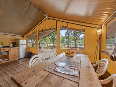 camping-lanterna-safari-tent-harmony-interior-table