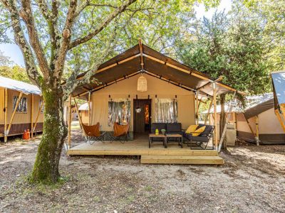 camping-lanterna-safari-tent-lodge-8-persons-exterior-frontview