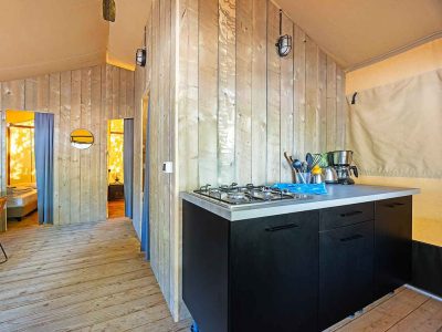 camping-lanterna-safari-tent-lodge-8-persons-interior-kitchen