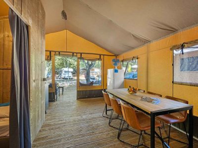 camping-lanterna-safari-tent-lodge-8-persons-interior-livingroom