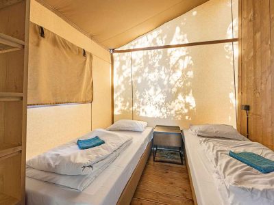 camping-lanterna-safari-tent-lodge-8-persons-interior-singlebeds