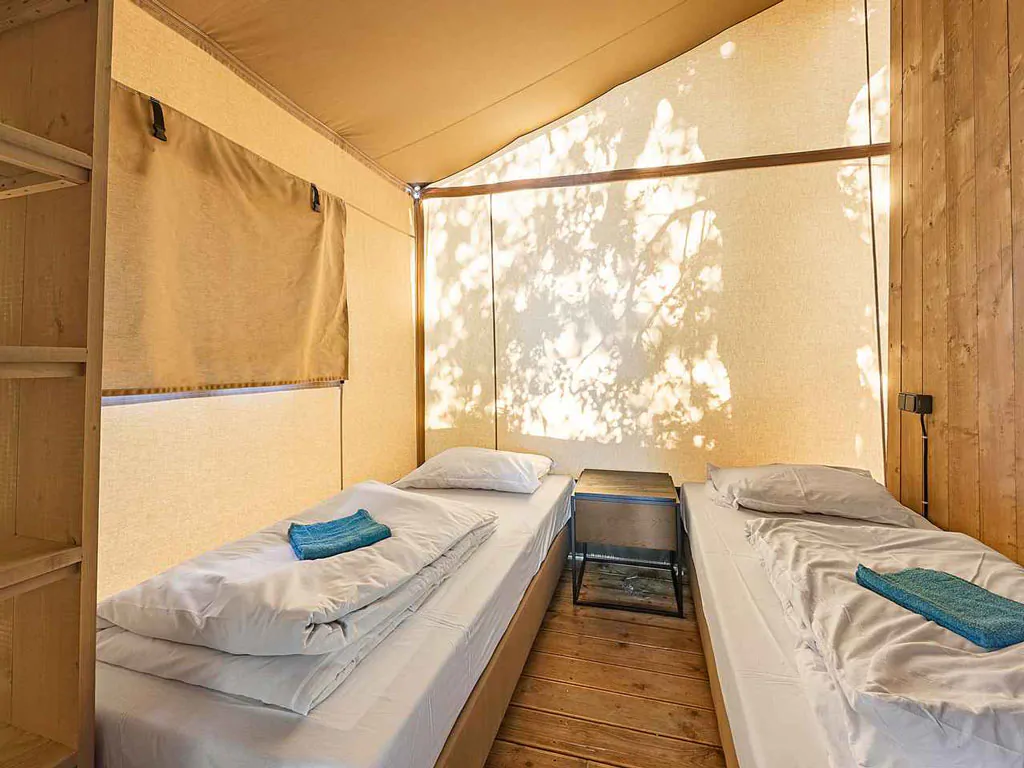 camping-lanterna-safari-tent-lodge-8-persons-interior-singlebeds