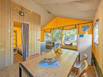 camping-lanterna-safari-tent-lodge-8-persons-interior-table