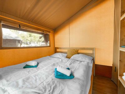 camping-lanterna-safari-tent-lodge-five-persons-interior-bedroom
