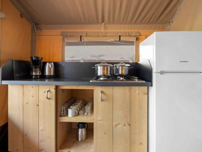 camping-lanterna-safari-tent-lodge-five-persons-interior-kitchen