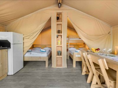 camping-lanterna-safari-tent-lodge-five-persons-interior-livingroom