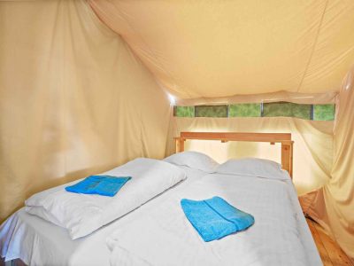 camping-lanterna-safari-tent-relax-interior-bedroom