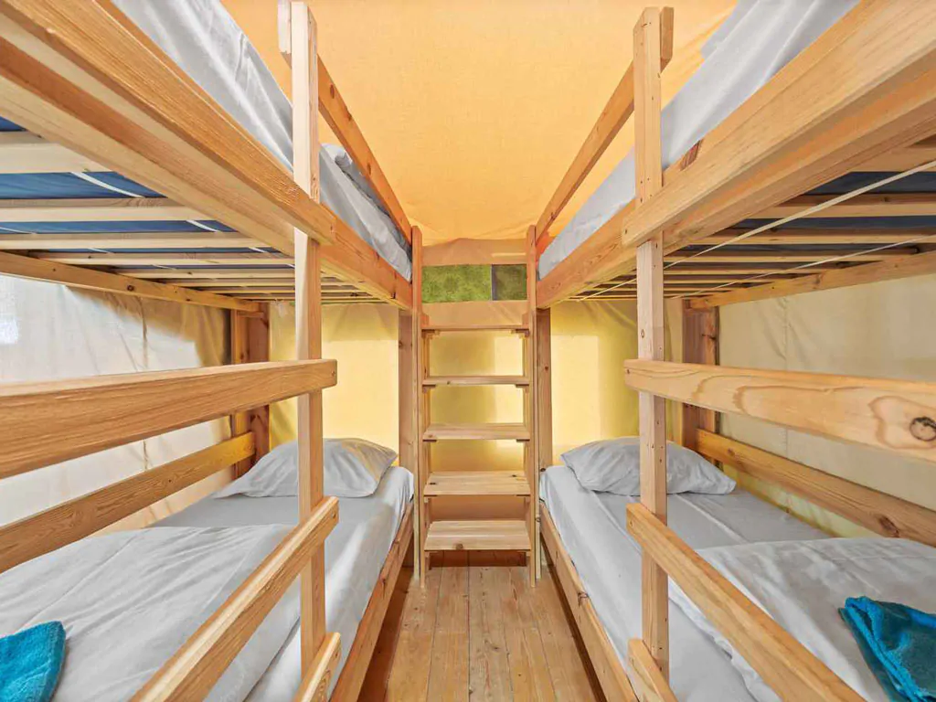 camping-lanterna-safari-tent-relax-interior-bunkbeds