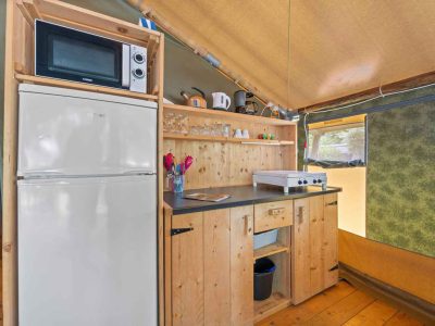 camping-lanterna-safari-tent-relax-interior-kitchen