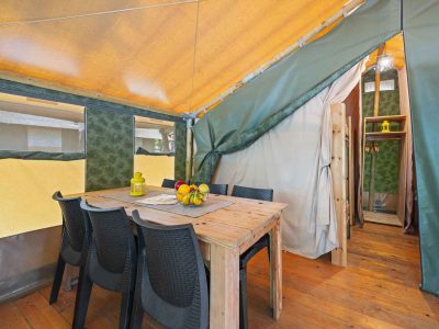 camping-lanterna-safari-tent-relax-interior-table