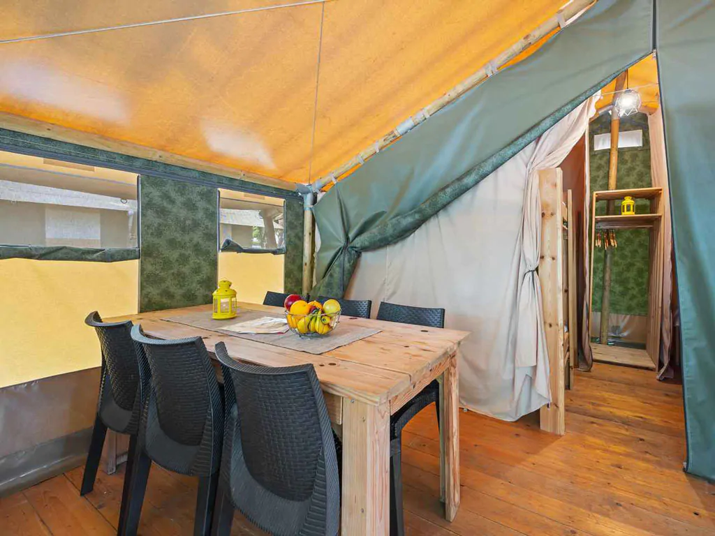 camping-lanterna-safari-tent-relax-interior-table