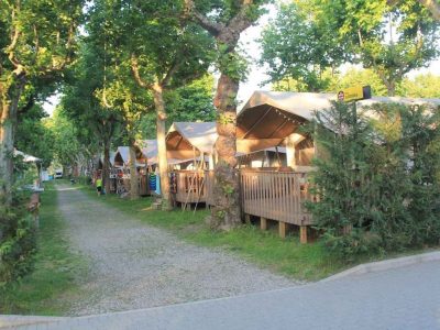 camping-lanterna-safari-tent-sorella-sanitary-airco-exterior-area