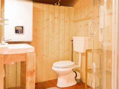 camping-lanterna-safari-tent-sorella-sanitary-airco-interior-bathroom