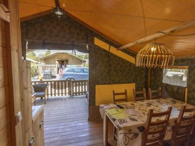 camping-lanterna-safari-tent-sorella-sanitary-airco-interior-livingroom