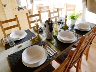 camping-lanterna-safari-tent-sorella-sanitary-airco-interior-table