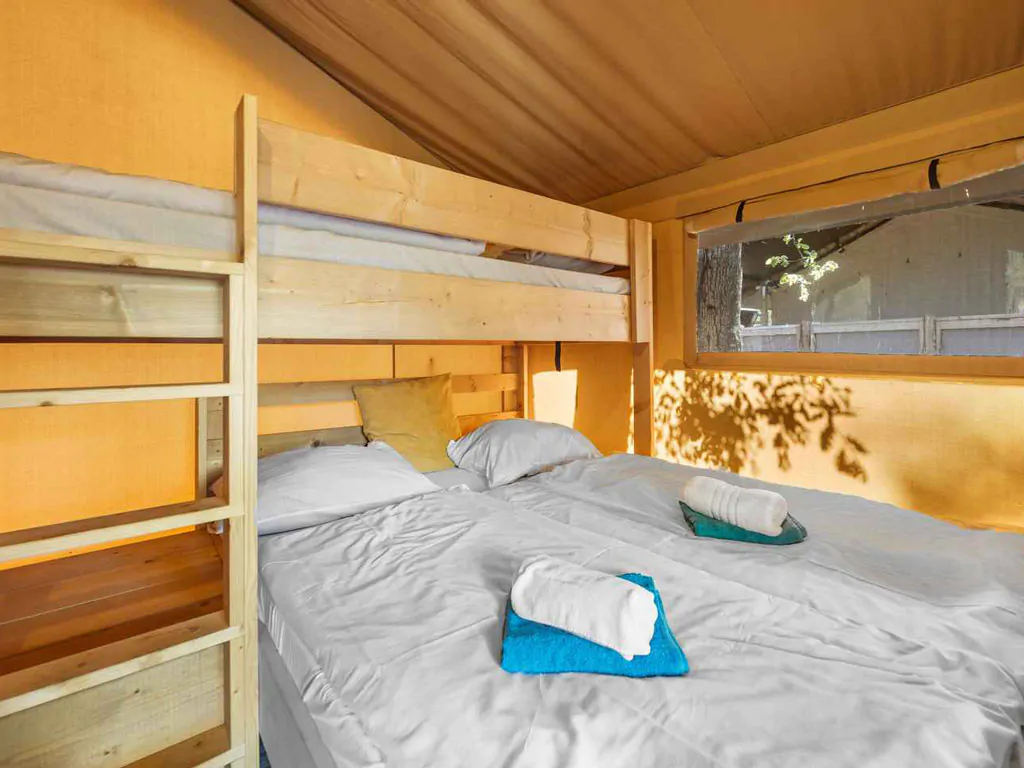 camping-stella-maris-safari-tent-cozy-interior-bunkbed