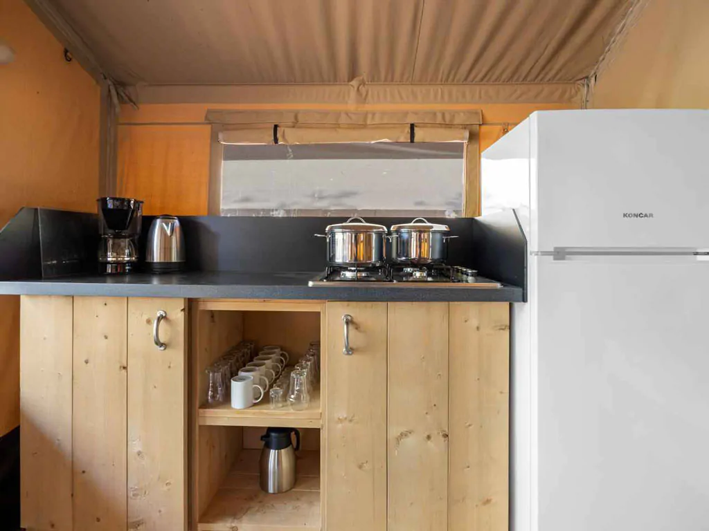 camping-stella-maris-safari-tent-cozy-interior-kitchen