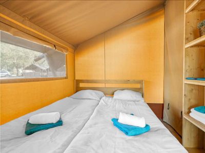 camping-stella-maris-umag-safari-tent-lodge-airco-interior-bedroom