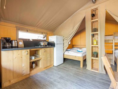 camping-stella-maris-umag-safari-tent-lodge-airco-interior-kitchen