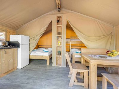 camping-stella-maris-umag-safari-tent-lodge-airco-interior-livingroom
