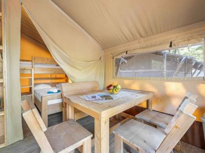 camping-stella-maris-umag-safari-tent-lodge-airco-interior-table