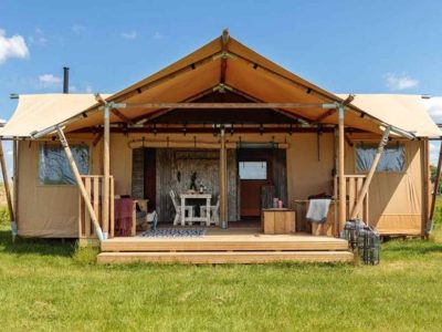 camping-valkanela-glamping-safari-tent-bella-lodge-sanitary-airco-exterior-frontview