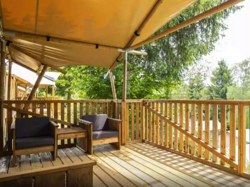 camping-valkanela-glamping-safari-tent-bella-lodge-sanitary-airco-exterior-terrace