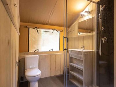 camping-valkanela-glamping-safari-tent-bella-lodge-sanitary-airco-interior-bathroom