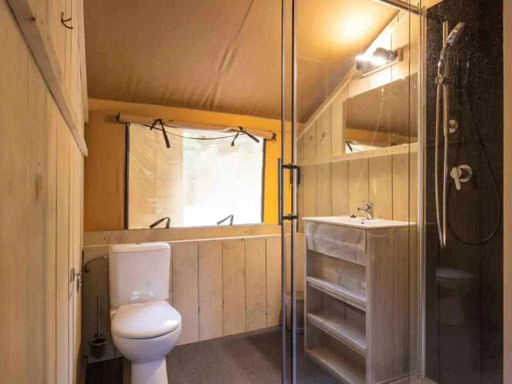 camping-valkanela-glamping-safari-tent-bella-lodge-sanitary-airco-interior-bathroom