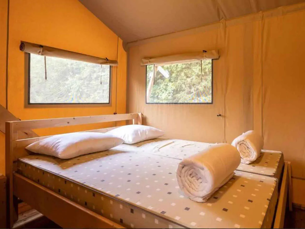 camping-valkanela-glamping-safari-tent-bella-lodge-sanitary-airco-interior-bedroom