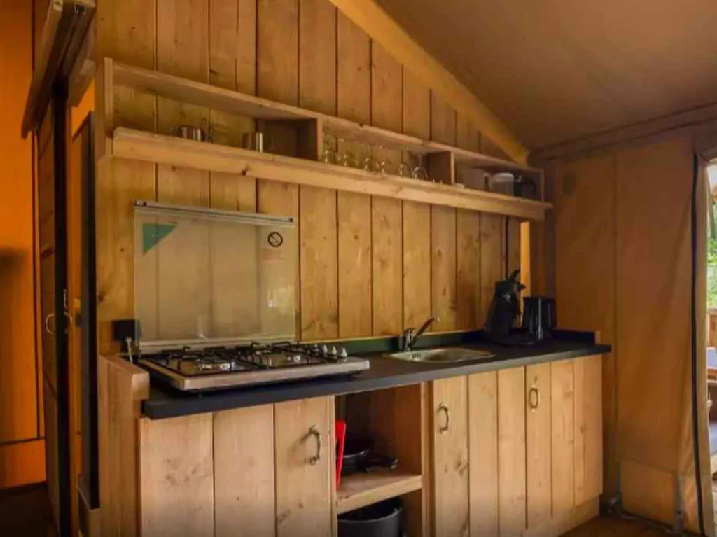 camping-valkanela-glamping-safari-tent-bella-lodge-sanitary-airco-interior-kitchen