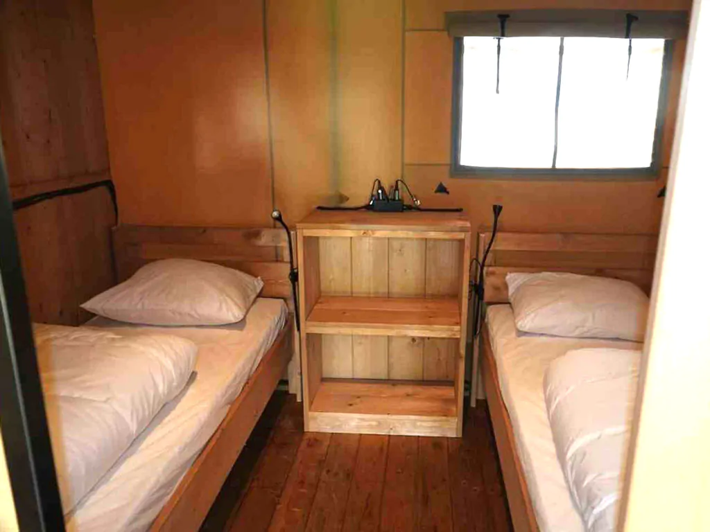 camping-valkanela-glamping-safari-tent-bella-lodge-sanitary-airco-interior-singlebeds