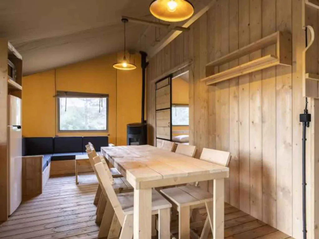 camping-valkanela-glamping-safari-tent-bella-lodge-sanitary-airco-interior-table