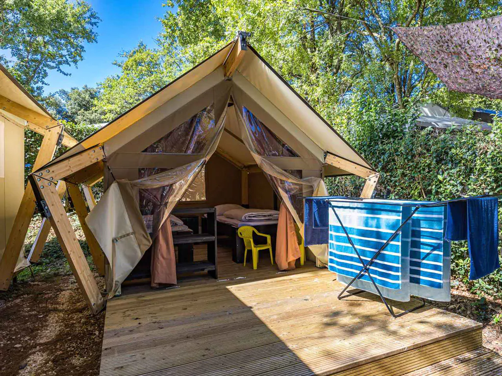 camping-valkanela-glamping-safari-tent-bella-vista-sanitary-airco-exterior-bedroom-frontview
