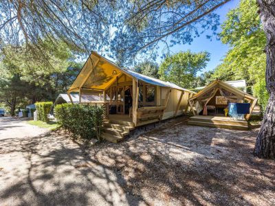 camping-valkanela-glamping-safari-tent-bella-vista-sanitary-airco-exterior-frontview