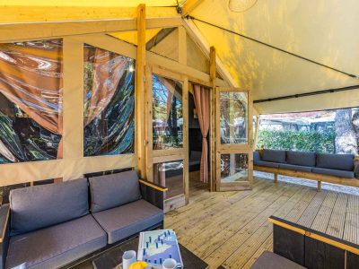 camping-valkanela-glamping-safari-tent-bella-vista-sanitary-airco-exterior-terrace