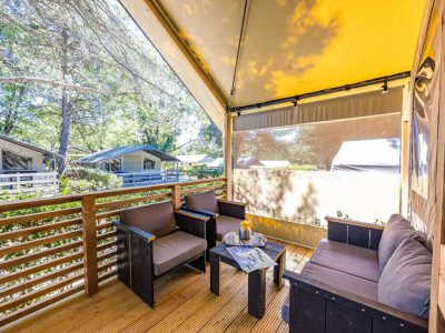 camping-valkanela-glamping-safari-tent-bella-vista-sanitary-airco-exterior-terrace-ii