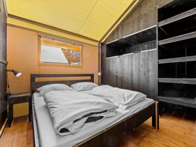 camping-valkanela-glamping-safari-tent-bella-vista-sanitary-airco-interior-bedroom