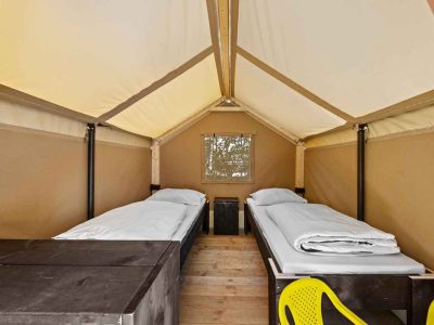 camping-valkanela-glamping-safari-tent-bella-vista-sanitary-airco-interior-bedroom-ii