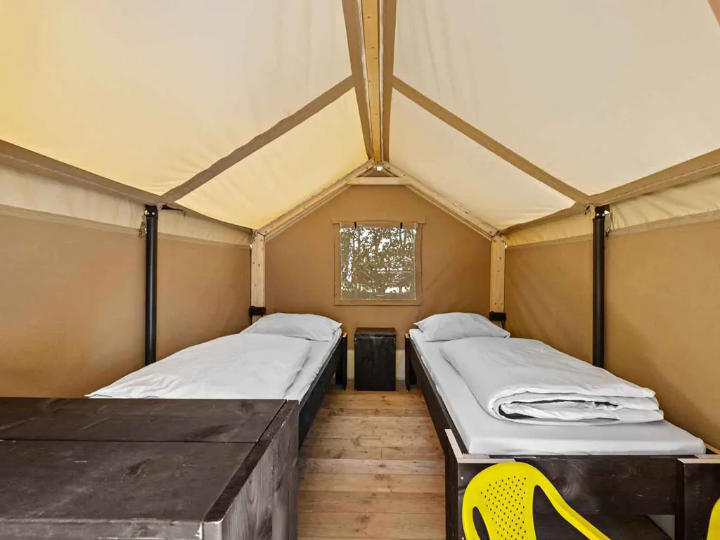 camping-valkanela-glamping-safari-tent-bella-vista-sanitary-airco-interior-bedroom-ii