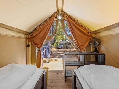 camping-valkanela-glamping-safari-tent-bella-vista-sanitary-airco-interior-bedroom-iii