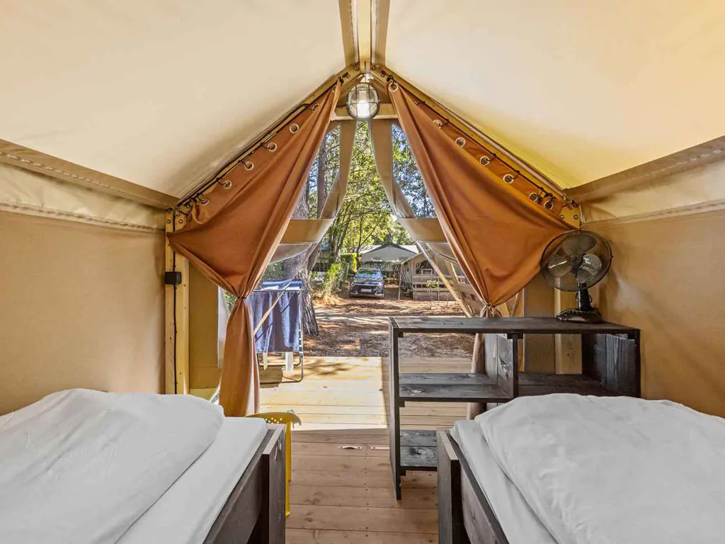 camping-valkanela-glamping-safari-tent-bella-vista-sanitary-airco-interior-bedroom-iii