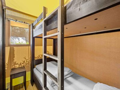 camping-valkanela-glamping-safari-tent-bella-vista-sanitary-airco-interior-bunkbed
