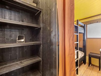 camping-valkanela-glamping-safari-tent-bella-vista-sanitary-airco-interior-bunkbed-ii