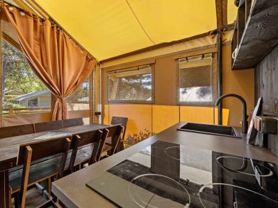camping-valkanela-glamping-safari-tent-bella-vista-sanitary-airco-interior-kitchen