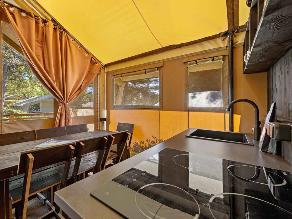 camping-valkanela-glamping-safari-tent-bella-vista-sanitary-airco-interior-kitchen