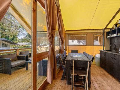 camping-valkanela-glamping-safari-tent-bella-vista-sanitary-airco-interior-livingroom