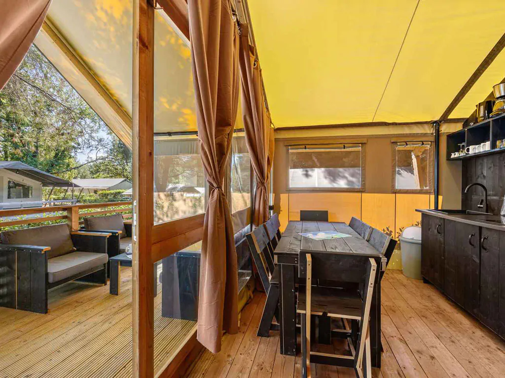 camping-valkanela-glamping-safari-tent-bella-vista-sanitary-airco-interior-livingroom