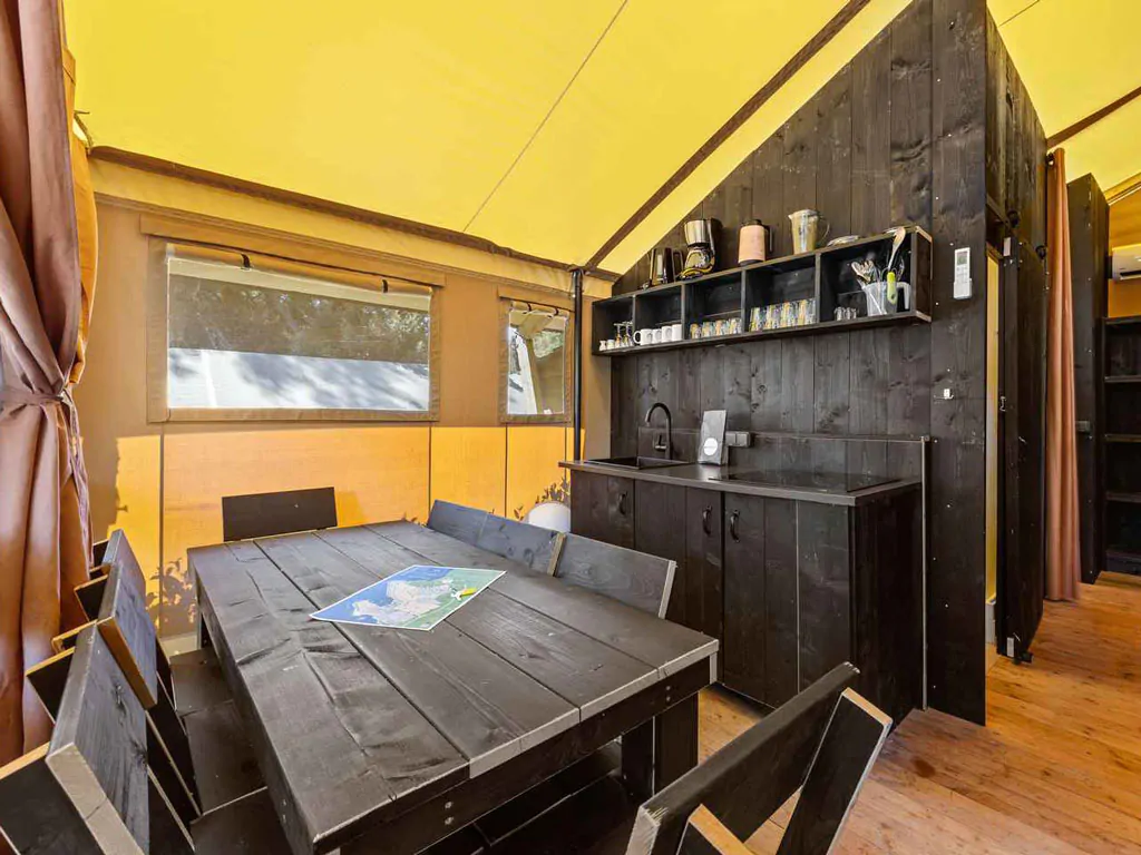 camping-valkanela-glamping-safari-tent-bella-vista-sanitary-airco-interior-table